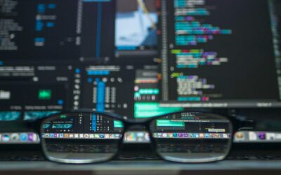 Lunettes reflétant le code informatique sur un écran, idéales pour les thèmes technologiques et de programmation.